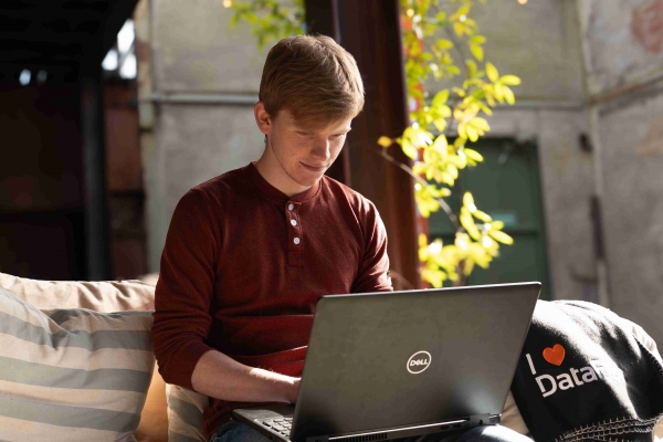 Colleague, DataFlex, Laptop, couch